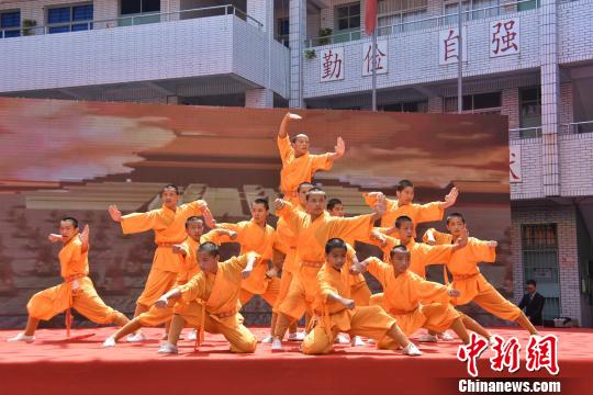 泉州少林寺武僧团展现“少林雄风”。　陈龙山 摄
