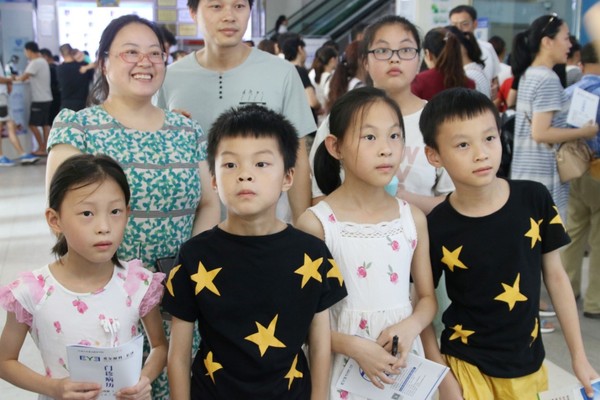 眼病在爱心医院获得诊治后，刘女士一家终于露出开心的笑容