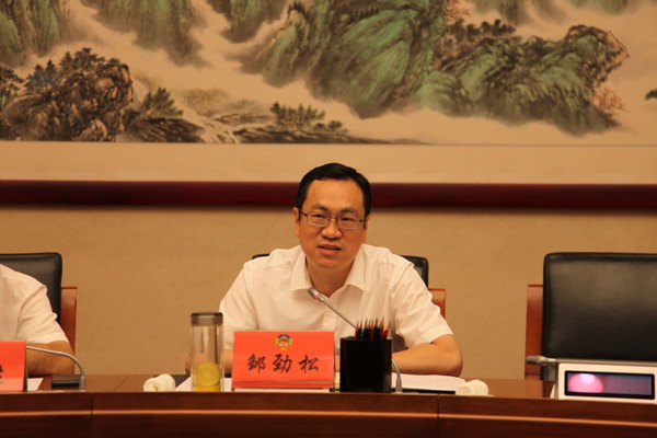 区委常委、常务副区长邹劲松在座谈会上讲话