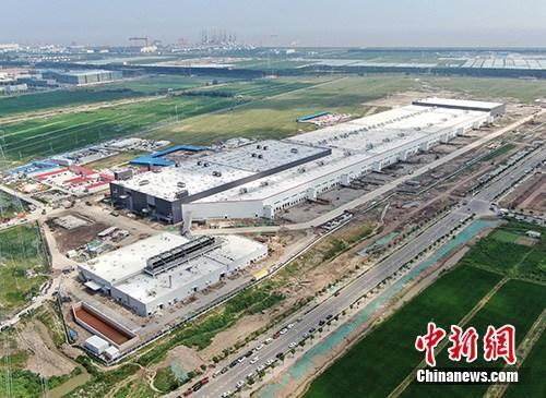 8月20日上午，中国(上海)自由贸易试验区临港新片区正式揭牌。图为航拍特斯拉中国超级工厂。<a target='_blank' href='http://www.chinanews.com/'>中新社</a>记者 张亨伟 摄