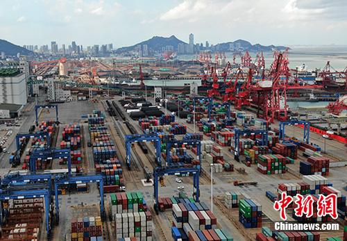 图为航拍江苏连云港集装箱码头。(资料图片)<a target='_blank' href='http://www.chinanews.com/'>中新社</a>记者 泱波 摄