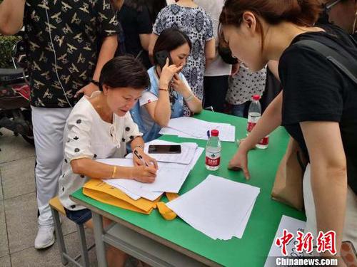 工作人员对转移群众逐一登记。　下宣 摄