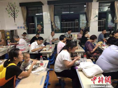临时安置点内的民众。　下宣 摄