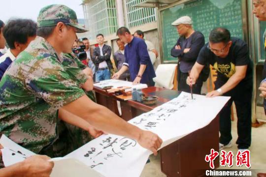 湖南辰溪丹山村200余家庭共享家训。　刘本畅 摄
