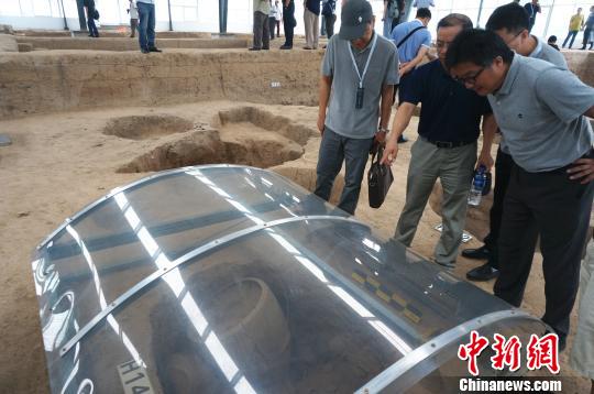 8月27日，与会考古专家考察巩义双槐树遗址。　韩章云 摄