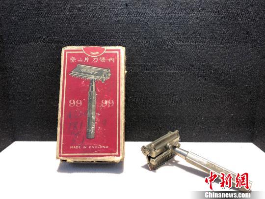 老上海三零年代生活物件主题展展品——刮胡刀。　徐明睿 摄