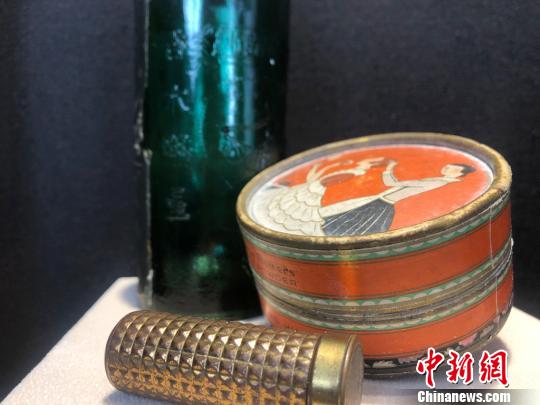老上海三零年代生活物件主题展展品——护肤品。　徐明睿 摄
