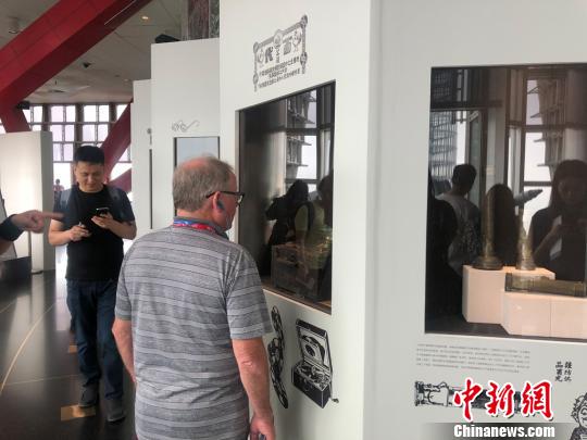 外国游客前来观展。　徐明睿 摄