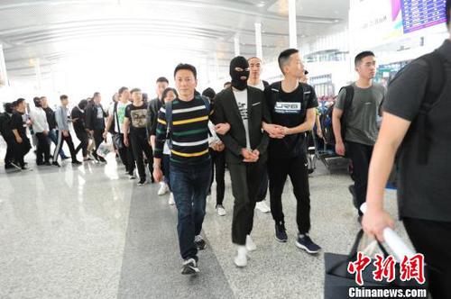 警方跨省押回嫌疑人。　嘉兴公安供图