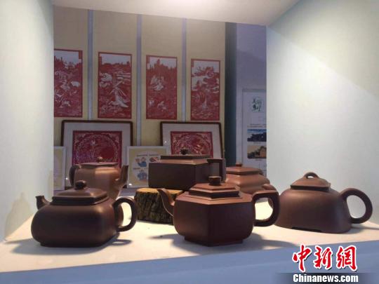 目前，乡宁县已培育紫砂文创企业8家。图为当地企业制作的紫砂壶。　李庭耀 摄