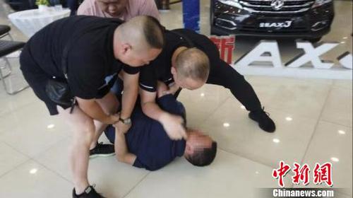 民警在襄阳将嫌犯蒋某某抓获 竹溪县警方提供