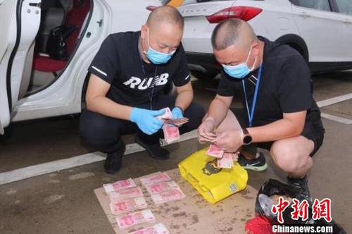 民警现场缴获现金31万元 竹溪县警方提供