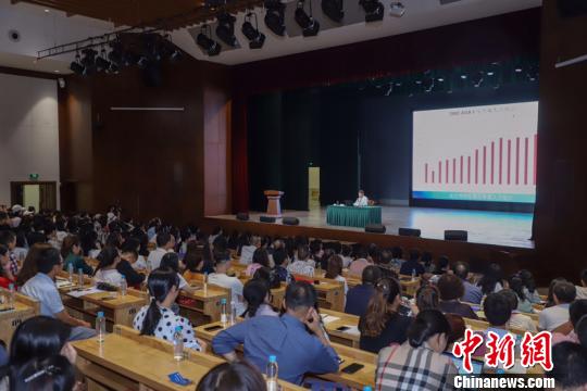 单霁翔在第三届孔学堂·国学图书博览会期间作主题演讲。