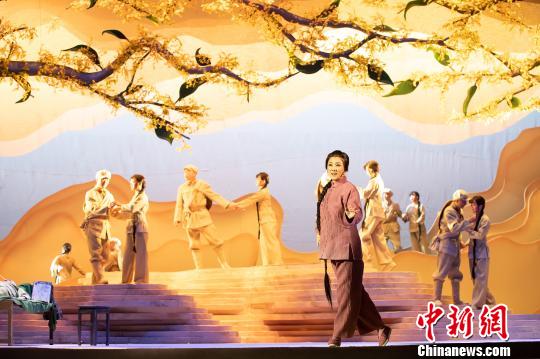 剧情：从1929到1989，从16岁到76岁，青丝变白发，陶荣的守望历程跨越了整整六十年。六十年来，她把对继田哥的那份长长思念与牵挂化作了手中丝线，一针一针地绣进了一双又一双充满期盼的鞋垫里。终于，在一千四百四十双时，她等到了继田哥的消息！合肥市文化广电新闻出版局供图