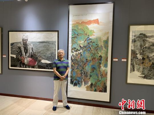 图为四川师范大学美术学院教授、中国致公画院副院长程峰介绍作品《绿水青山著风流》。　王嘉怡 摄