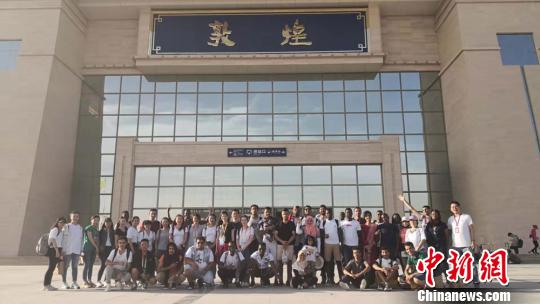 图为留学生重走丝路。　钟欣 摄