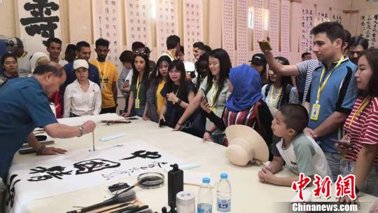 图为留学生与国内知名学者、书法名家和非遗传承人共同交流分享中西方文化、体验中国非物质文化遗产，了解中国文化艺术精髓。　钟欣 摄