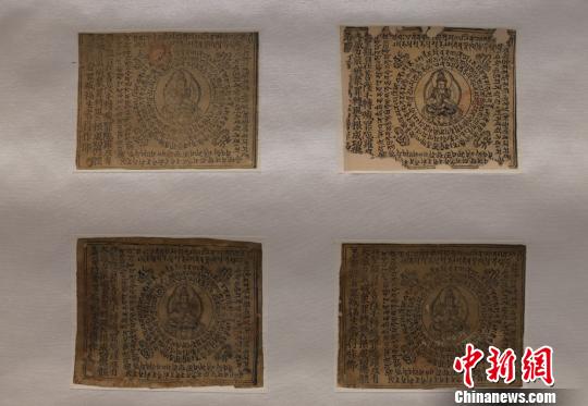展出作品均为莫高窟藏经洞出土、现流散海外文物的复制品，包括东晋十六国到北宋的绢画、纸本画、印刷品、经卷等。　丁小岚 摄