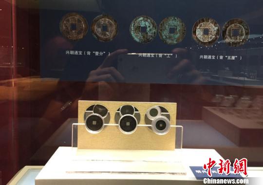 展览分为“地中海币系”“印度币系”“伊斯兰币系”“东方币系”4个单元，展示了50多个古丝绸之路沿线国家和王朝的金、银、铜、陶、琉璃币，还有以中国钱币为代表的东方钱币文化货币体系的循序演进过程。　陈君琦 摄