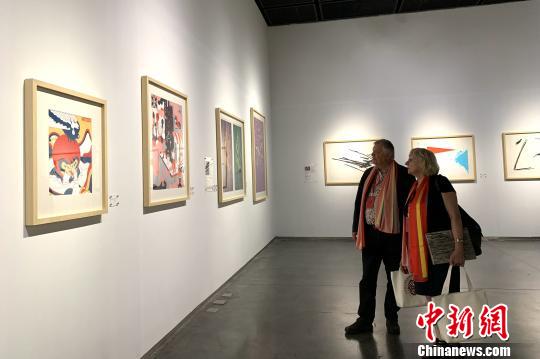 德国观众现场参展。　李佩珊 摄