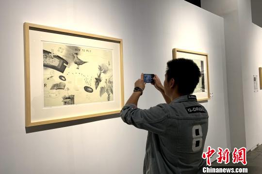 观众现场参展。　李佩珊 摄