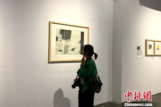 观众现场参展。　李佩珊 摄