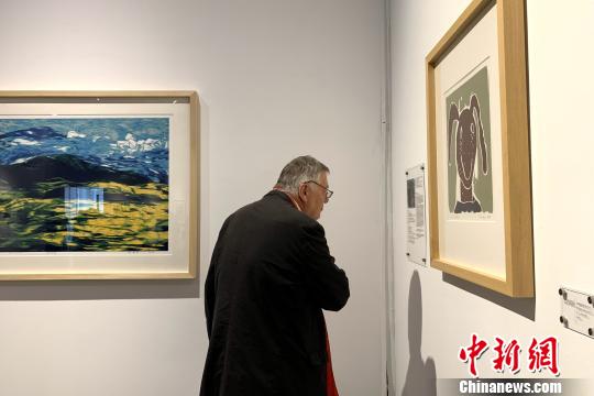 德国观众现场参展。　李佩珊 摄