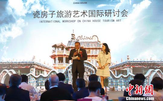 图为卡斯里兰卡驻华大使H.E. Mr. DR Karunasena Kodituwakku (左)致辞。　张道正 摄