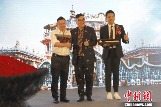 图为知名演员印小天出席研讨会开幕式并向中国瓷房子博物馆馆长张连志(中)赠送礼物。　张道正 摄