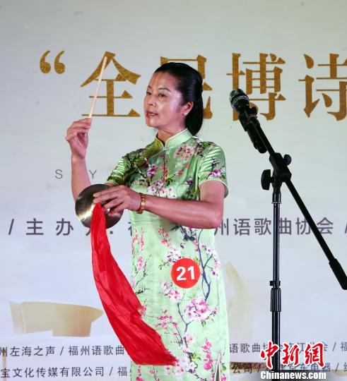 参赛选手展演福州评话。　记者刘可耕 摄