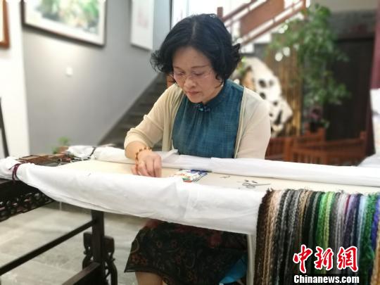 江苏镇湖：走出深阁闯市场的大家闺“绣”