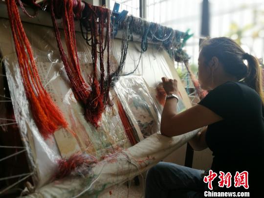 曾经坐在绷架前一心刺绣不问世事的绣娘们也开始走出绣房，接触市场。　钟升 摄