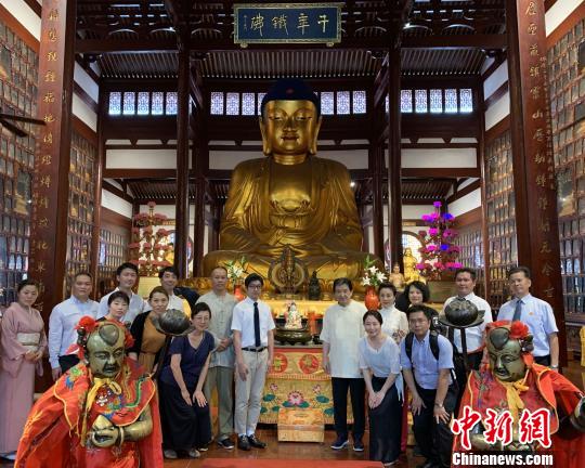 日本参访团赴日本高僧空海入唐之地---福州开元寺交流。图为铁佛殿留影。　郑作民　摄