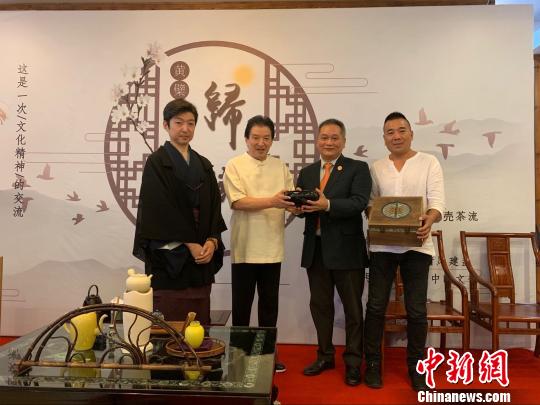 建阳清风建盏创始人陈乃文向日本客人赠送黄檗油滴大钵建盏等礼品。　陈芝宽　摄