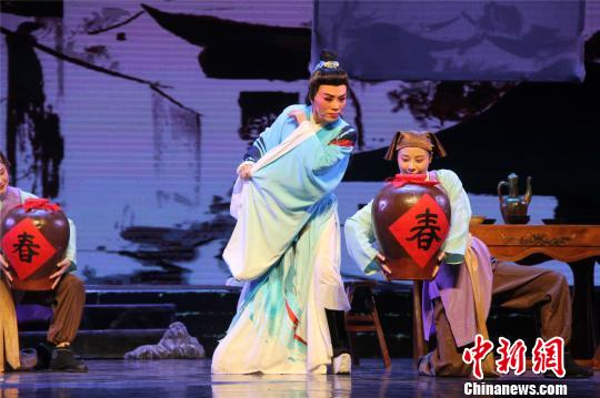 图为黄梅戏名家吴琼领衔主演的黄梅戏《太白醉》 何浩锐 摄