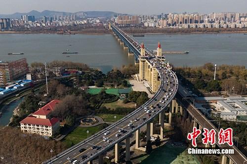 图为航拍南京长江大桥，连接江南江北。(资料图片)<a target='_blank' href='http://www.chinanews.com/'>中新社</a>记者 泱波 摄
