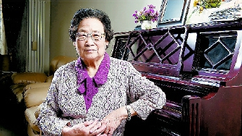 因为发现了可以有效降低疟疾患者死亡率的青蒿素，2015年10月，屠呦呦获得诺贝尔生理学或医学奖，成为首获科学类诺贝尔奖的中国人。