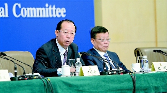 全国政协十二届二次会议期间，卞晋平等四位政协委员就如何充分发挥人民政协作为协商民主重要渠道作用、健全社会主义协商民主制度回答记者提问。  本报记者  姜贵东  摄