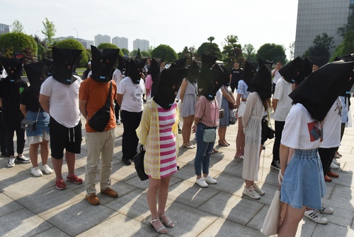 卖茶女团伙被抓:虚构清纯形象 释放出单身信息