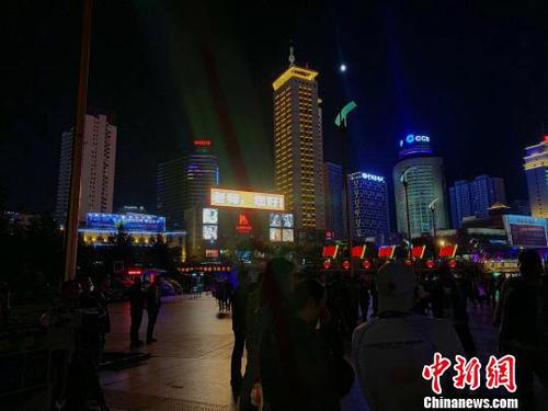 图为广场上“老师您好”格外醒目。　马铭言 摄