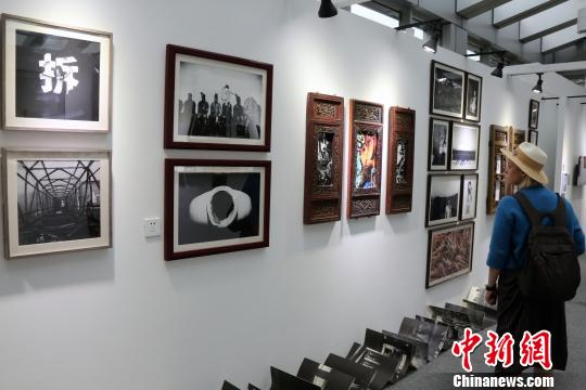 本届展览以“新能源、新赋能、兴大同”为主题，参展作品700余幅。　任海霞 摄