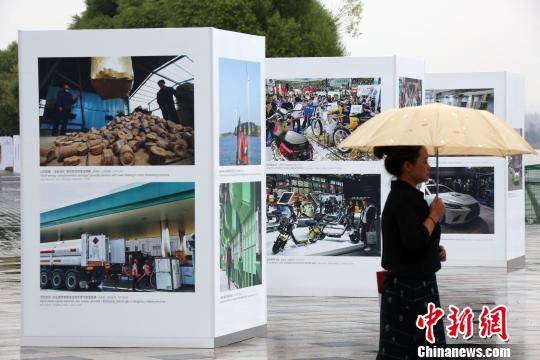 民众观看展览。　任海霞 摄