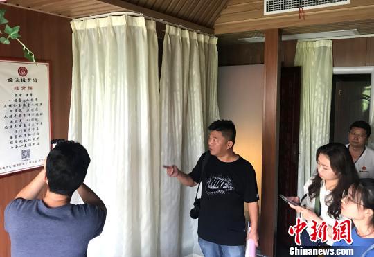 图为扬州搓背的精髓：八轻八重八周到。　崔佳明 摄