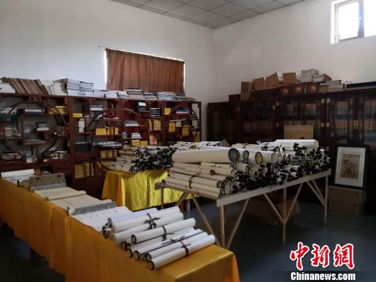 院内还留置一间房，取名为“藏经阁”，用作放置经书。图为收藏的经书。　丁思 摄
