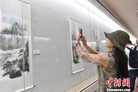 民众参观展览。　安源 摄