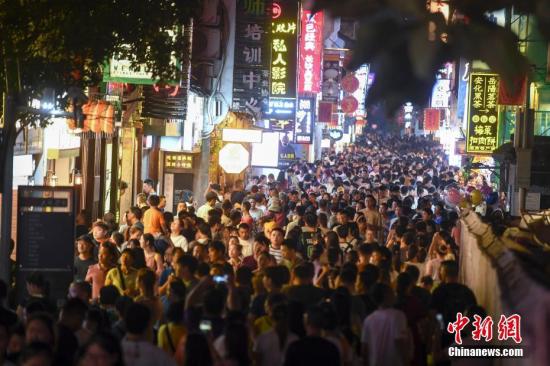 资料图：湖南长沙太平老街人山人海，夜经济火爆。<a target='_blank' href='http://www.chinanews.com/'>中新社</a>记者 杨华峰 摄