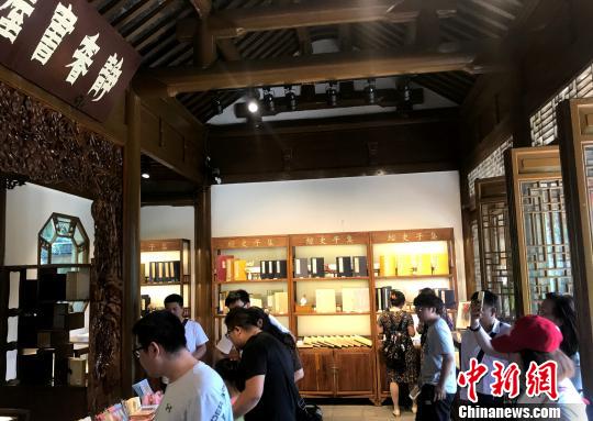 图为扬州瘦西湖雕版文化馆游人如织。　崔佳明 摄