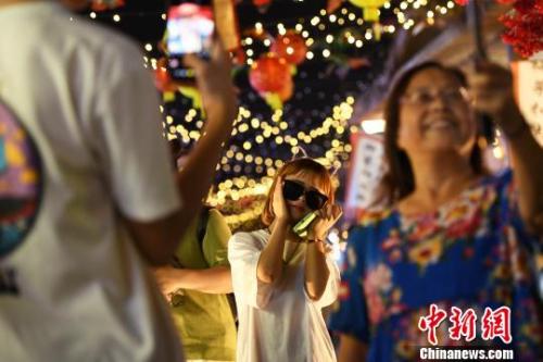 资料图：重庆中秋夜市开街生意火爆。陈超 摄