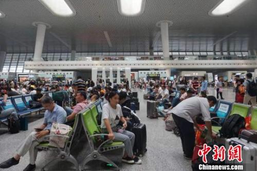 资料图：杭州东站候车大厅。　张煜欢 摄