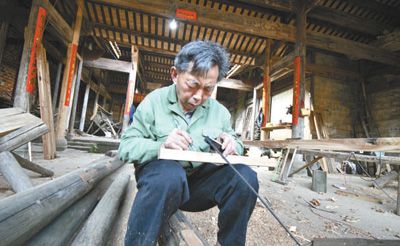 在江西省抚州市金溪县琅琚镇疏口古村，当地工匠正在加紧实施拯救老屋行动。邓兴东摄（人民视觉）
